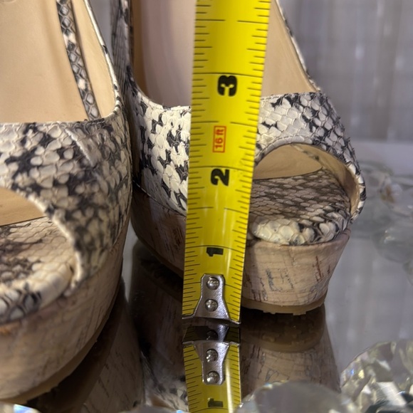 JIMMY CHOO Snakeskin Gray & Ivory Leather Peep Toe Cork Heels 7.5 (Sz 38) - Picture 12 of 17